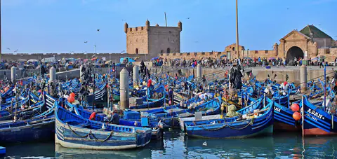 Tour de 10 dias pelo Marrocos saindo de Tânger – Barcos de pescadores de Essaouira, final litorâneo dos tours de 10 dias saindo de Tânger