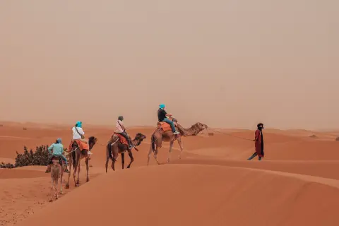 Tour de 3 dias pelo deserto de Fez a Marrakech – Pôr do sol sobre Erg Chebbi na travessia do deserto de Fez a Marrakech