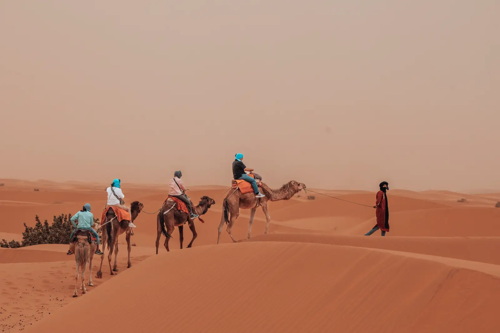 Pôr do sol sobre Erg Chebbi na travessia do deserto de Fez a Marrakech