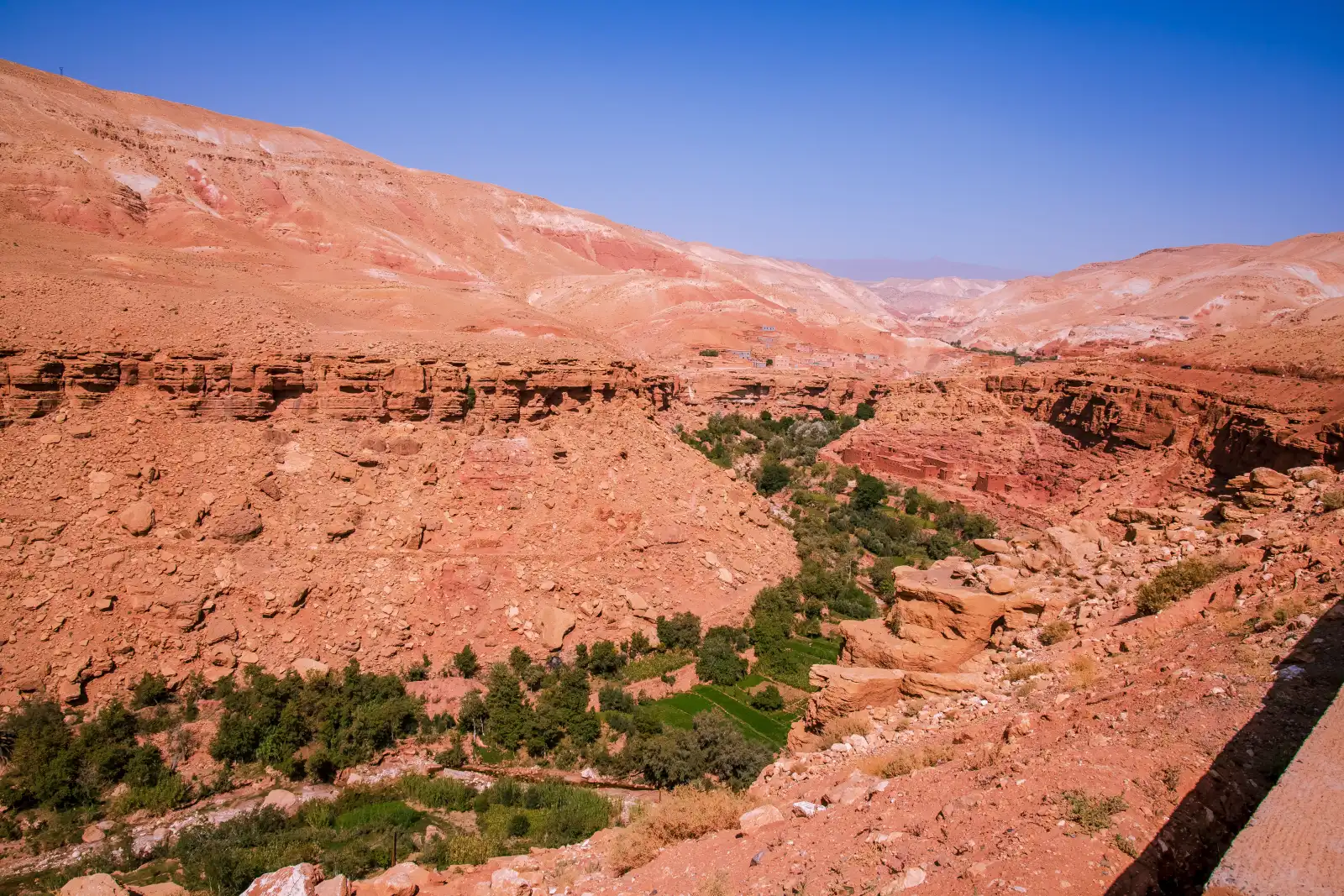 Strada tortuosa nella Valle del Dades tra Marrakech e Fès