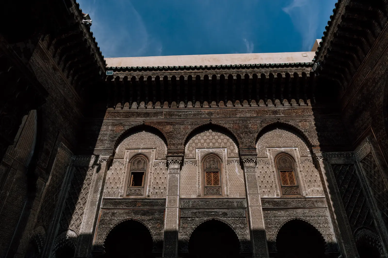 Pátio esculpido de uma madraça na medina de Fez