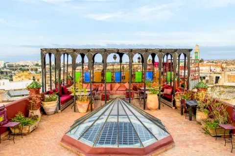 Quem somos – O terraço de um riad em Marrakech ao entardecer