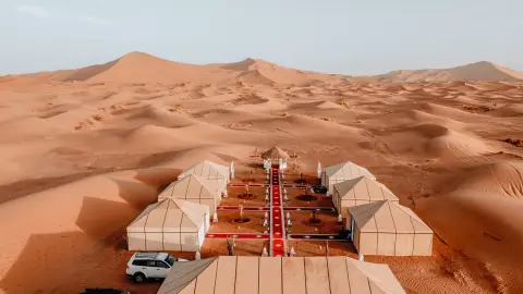 Tour de 3 dias pelo deserto saindo de Errachidia – Acampamento de luxo perto de Merzouga em um tour de três dias saindo de Errachidia