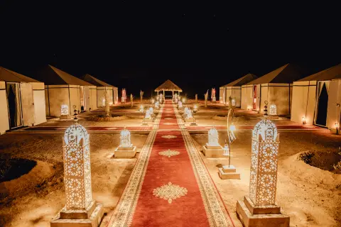 Tour de 3 dias pelo deserto saindo de Fez – Acampamento no Saara iluminado por lanternas em um tour de três dias saindo de Fez